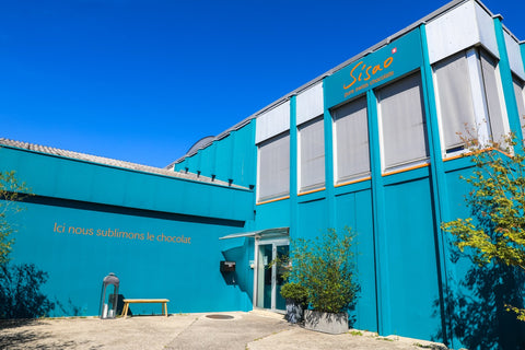 Façade de l'atelier Sisao, chocolaterie suisse artisanale — Ici nous sublimons le chocolat