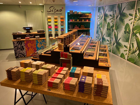 Boutique Sisao, présentoir de tablettes et coffrets de chocolat suisse artisanal