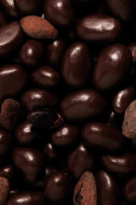 Fèves enrobées de chocolat noir, façonnées à la main dans notre atelier.