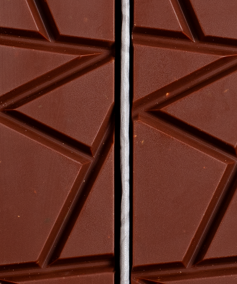 Pochette Cosmo Pink, chocolat noir Sisao aux éclats de noisette du Piémont IGP
